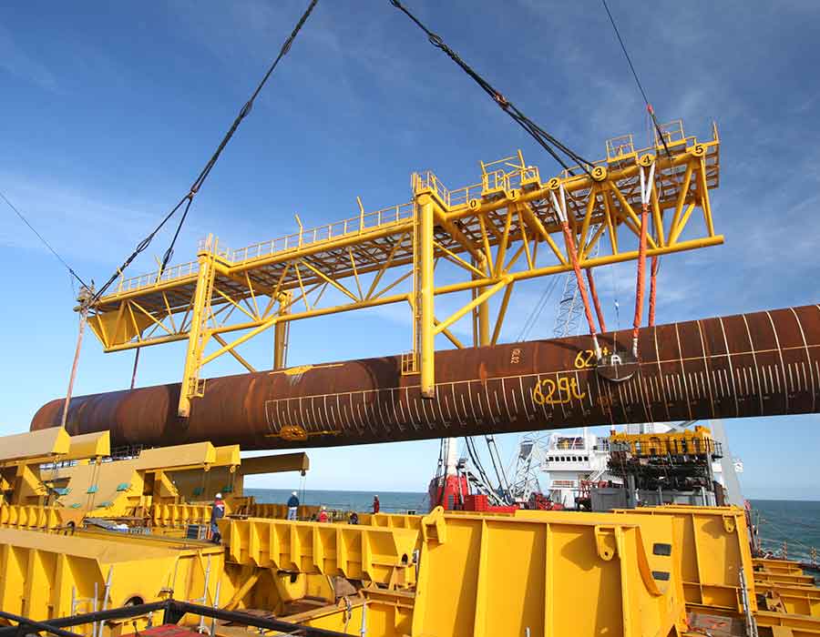 Samson Rope’s synthetic lifting slings hoisting heavy industrial equipment in the energy sector