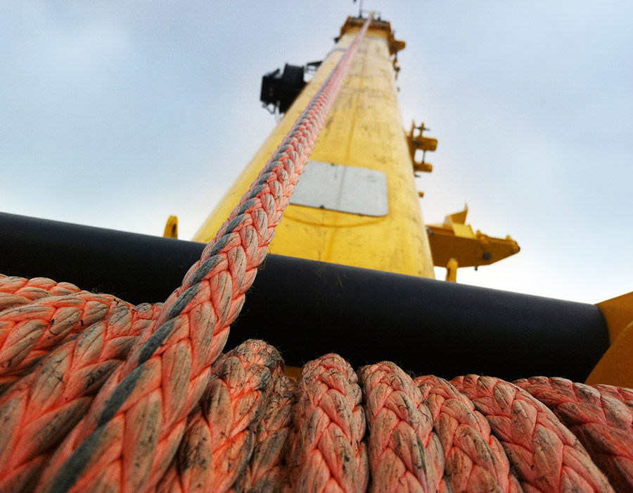 Crane equipped with Samson Rope’s durable hoisting rope.